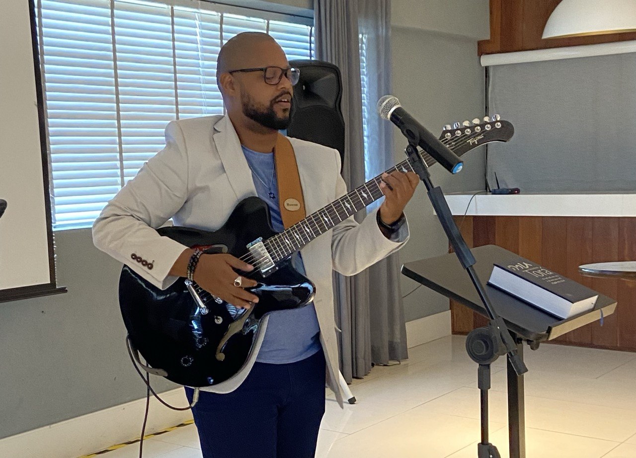 Yossef Leandro em atendimento e ensino